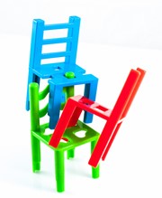 Gra Mistakos - konstrukcja z krzeseł